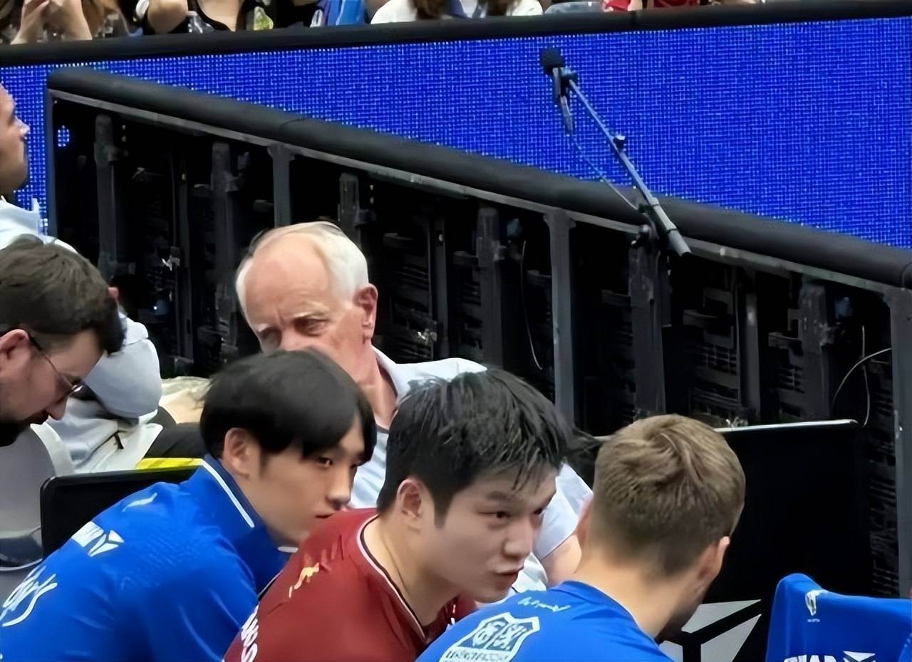 中国乒乓球队碾压德国乒乓球队，樊振东完成帽子戏法