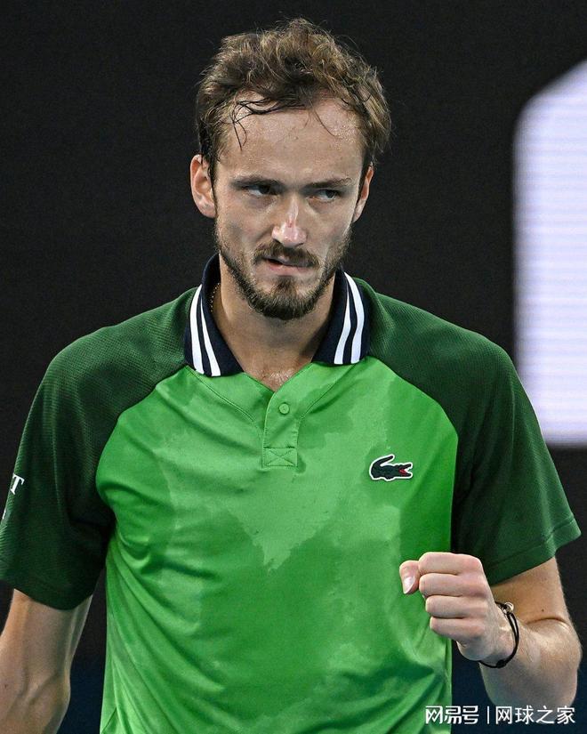 意大利网球队险胜世界网球队，梅德韦杰夫高光表现的简单介绍