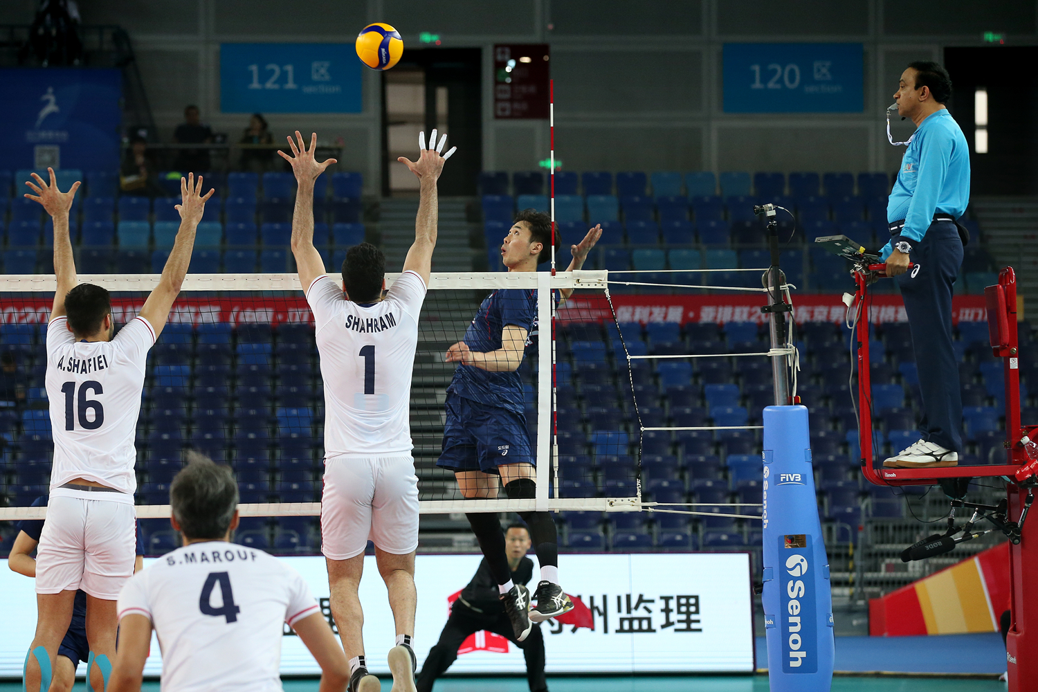 韩国羽毛球队鏖战马来西亚羽毛球队，陶菲克送出助攻